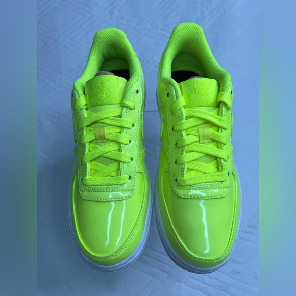 38: Nike Air Force 1 LV8 (UV) Volt/ Volt- White- White Size: 4.5Y - Picture 3 of 7